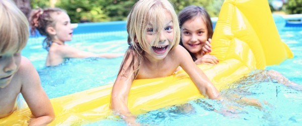 Sicherheit für Kinder im Schwimmbecken und Pool.